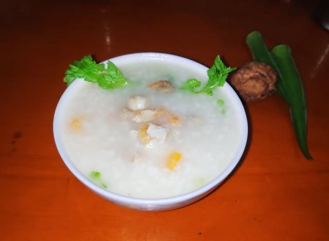 几条沙虫干，几粒瑶柱再加一把小虾米，来煮碗鲜甜又营养的海鲜粥
