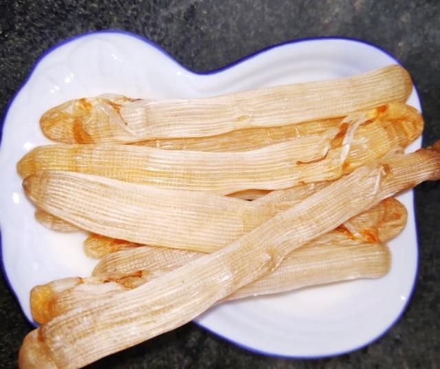 几条沙虫干，几粒瑶柱再加一把小虾米，来煮碗鲜甜又营养的海鲜粥