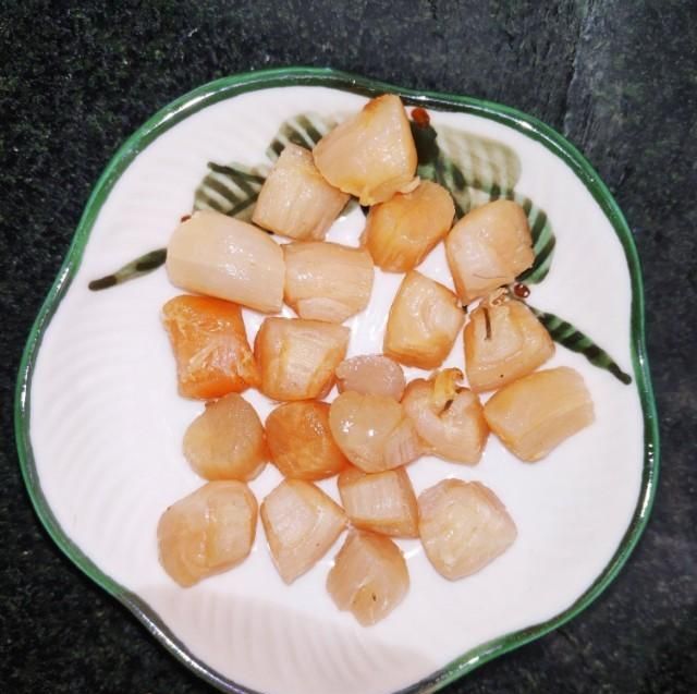 几条沙虫干，几粒瑶柱再加一把小虾米，来煮碗鲜甜又营养的海鲜粥