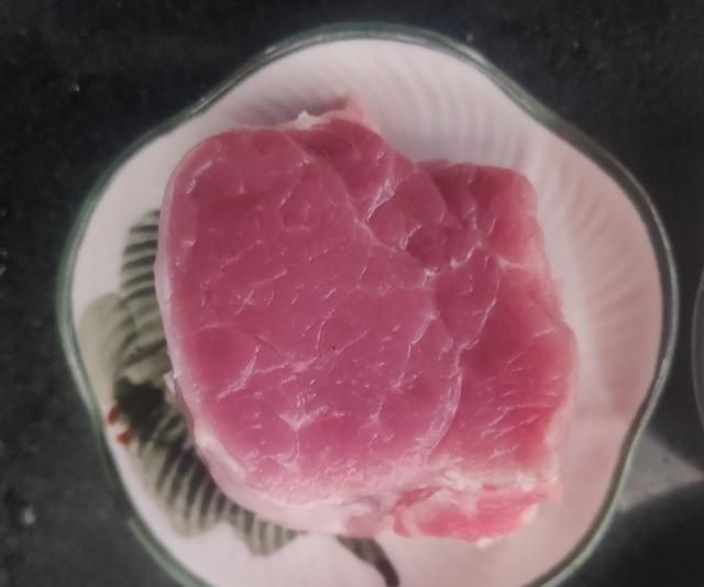 几条沙虫干，几粒瑶柱再加一把小虾米，来煮碗鲜甜又营养的海鲜粥