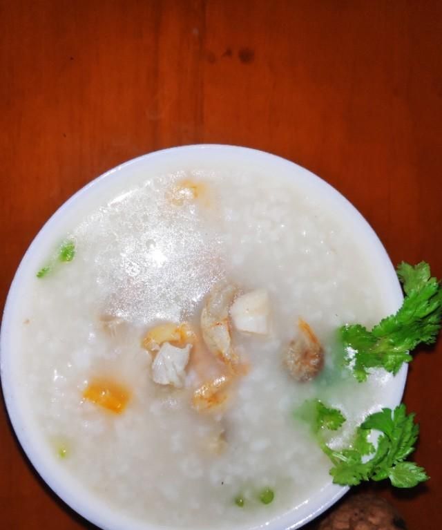 几条沙虫干，几粒瑶柱再加一把小虾米，来煮碗鲜甜又营养的海鲜粥
