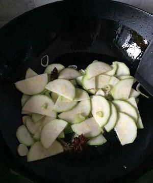 白瓜炒什么菜好吃(白色胖瓜怎么炒好吃)图5