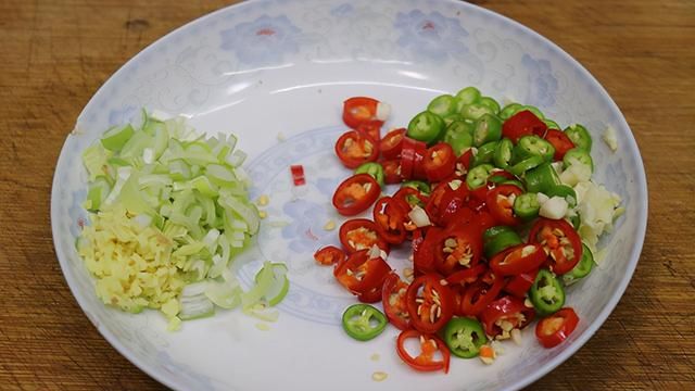 花鲢鱼怎么做才好吃，试试这种吃法，鱼肉鲜嫩不腥，麻辣又过瘾