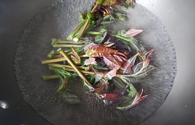春天野菜别乱吃！这3样不论怎么做，都要先焯水，千万别不当回事
