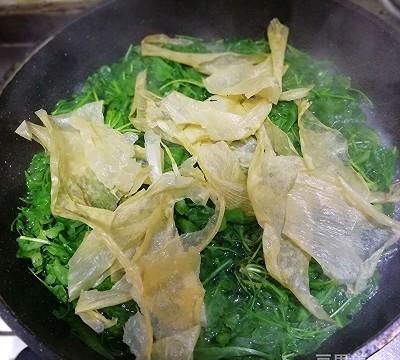 秋冬的时候最好喝的汤—野荠菜蛋花豆腐衣汤