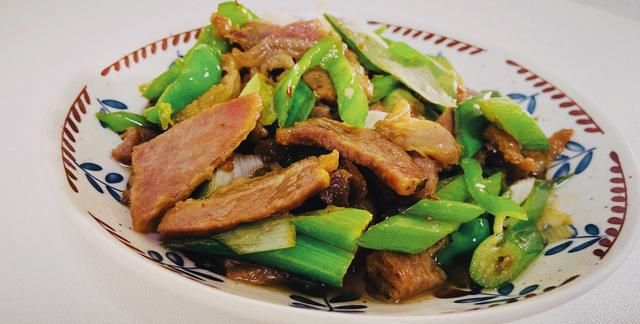 翻冰箱时发现一块咸肉，加点青椒大葱炒一下，很下饭