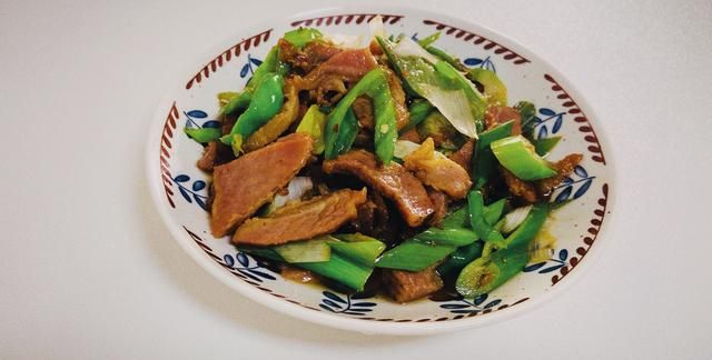 翻冰箱时发现一块咸肉，加点青椒大葱炒一下，很下饭