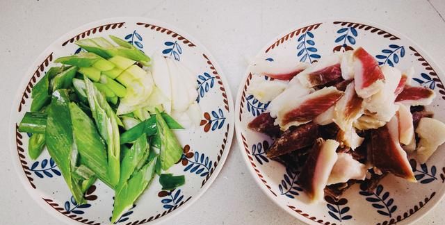 翻冰箱时发现一块咸肉，加点青椒大葱炒一下，很下饭