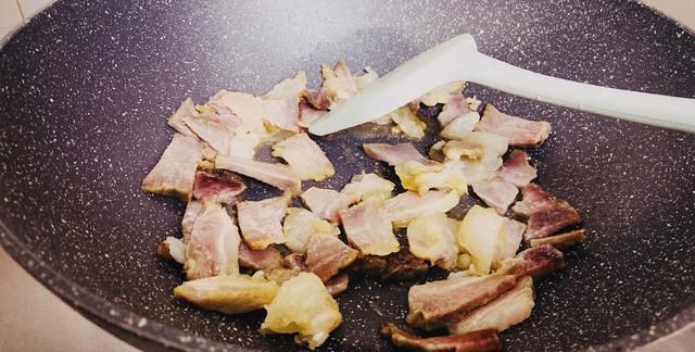 翻冰箱时发现一块咸肉，加点青椒大葱炒一下，很下饭