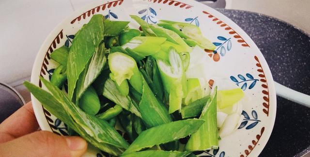 翻冰箱时发现一块咸肉，加点青椒大葱炒一下，很下饭