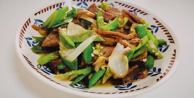 翻冰箱时发现一块咸肉，加点青椒大葱炒一下，很下饭