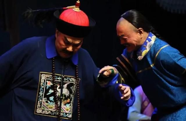 清朝的皇亲后妃和官员，为什么要戴一串“佛珠”其实有大用处 ￼