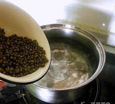 绿豆百合粥，伴你安然入睡