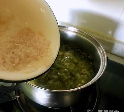 绿豆百合粥，伴你安然入睡