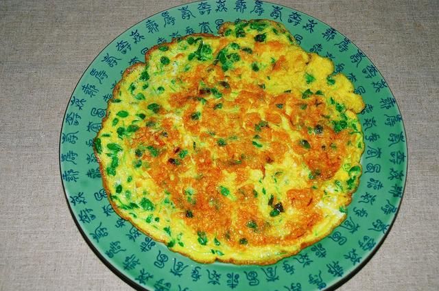 1把香椿苗配上3个鸡蛋再加1点盐，做出的美食外焦里嫩，鲜香美味