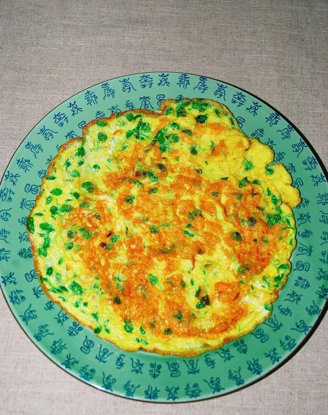 1把香椿苗配上3个鸡蛋再加1点盐，做出的美食外焦里嫩，鲜香美味