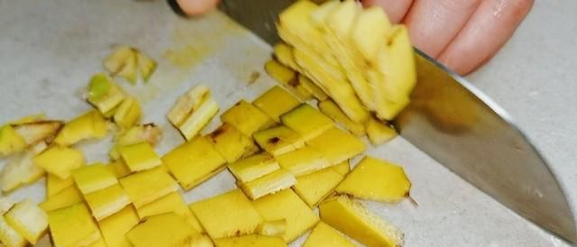 扔香蕉皮等于扔钱，搭配枸杞，没想到作用这么厉害，省钱又实用