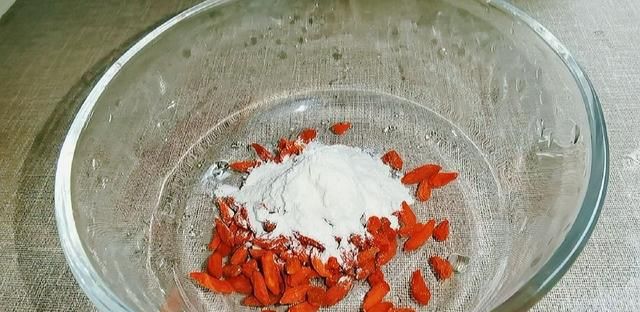 扔香蕉皮等于扔钱，搭配枸杞，没想到作用这么厉害，省钱又实用