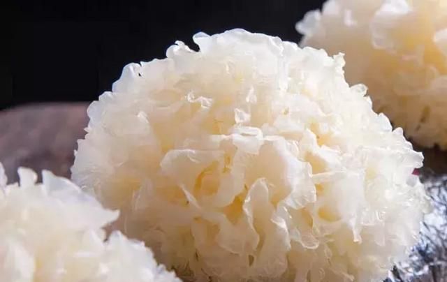 银耳不仅是餐桌上的美味佳肴，也是医药宝库中的治病良药