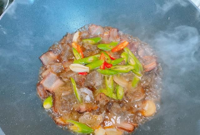 一碗红薯粉一碗水，教你红薯粉新吃法，加点腊肉，软糯Q弹超下饭