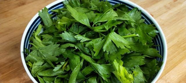“芹菜叶子”最近火了，教你一个想不到的做法，外面都吃不到，香
