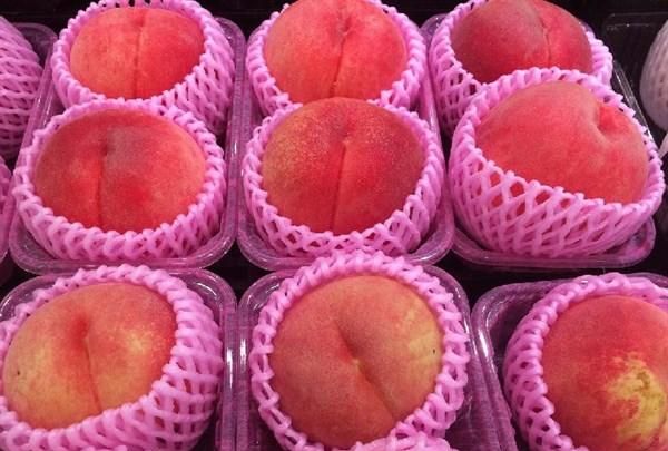 夏天吃桃子好处多多，但吃桃子7大禁忌，怎么预防吃桃子过敏？
