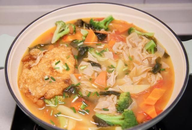 冰箱里剩下的零碎蔬菜别再扔了，这样做汤菜一锅出，给肉都不换