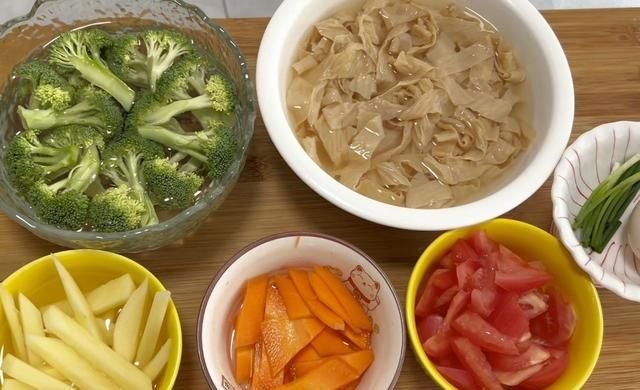 冰箱里剩下的零碎蔬菜别再扔了，这样做汤菜一锅出，给肉都不换
