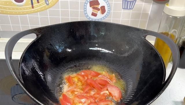 冰箱里剩下的零碎蔬菜别再扔了，这样做汤菜一锅出，给肉都不换