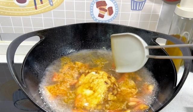 冰箱里剩下的零碎蔬菜别再扔了，这样做汤菜一锅出，给肉都不换
