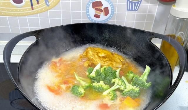 冰箱里剩下的零碎蔬菜别再扔了，这样做汤菜一锅出，给肉都不换