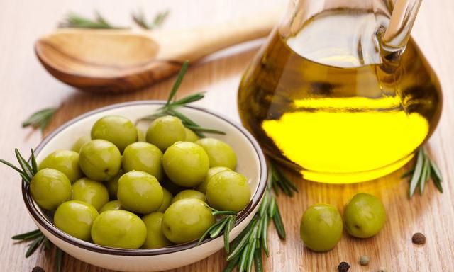 橄榄油花生油什么油最好最健康(花生油橄榄油哪个油营养比较均衡)图1