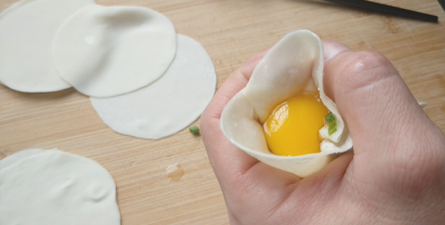 饺子皮只会包饺子？加5个鸡蛋教你创意吃法，酥香好吃越吃越过瘾