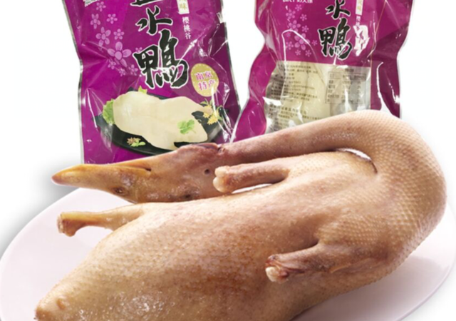 长沙男子吐槽南京盐水鸭难吃，放了辣椒勉强吃下，网友：糟蹋东西