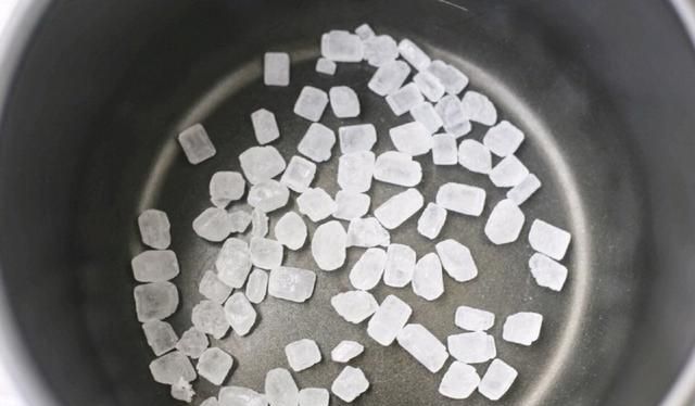 2个柠檬5两冰糖，熬一熬，润肺化痰止咳比吃药还好，医生都在吃