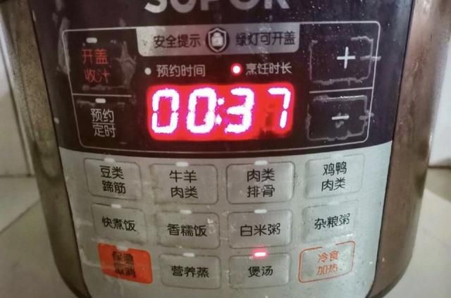 2个柠檬5两冰糖，熬一熬，润肺化痰止咳比吃药还好，医生都在吃