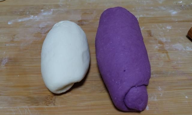 晚餐蒸一锅紫薯双色花卷，松软香甜特别好吃，孩子们让我多做点
