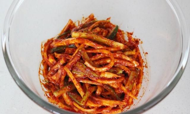延边朝鲜族特色咸菜拌桔梗，做法简单，味道很地道，多吃对嗓子好