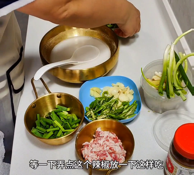 好久没做红薯粉了，今天晚上用红薯粉做肉沫炒粉把自己都炒...