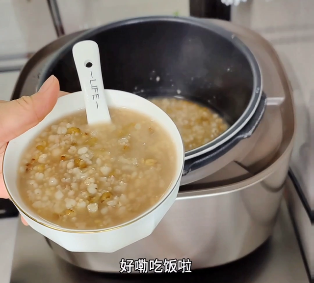 好久没做红薯粉了，今天晚上用红薯粉做肉沫炒粉把自己都炒...