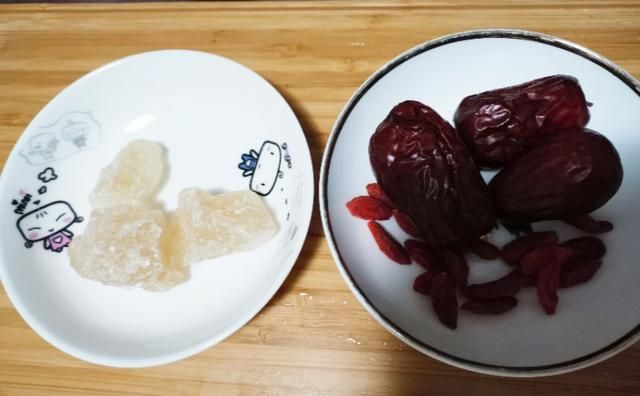 在家宅久了嗓子干痒，煮一壶“红枣银耳莲子百合汤”，好喝又润肺
