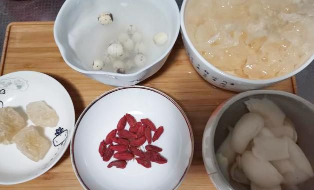 在家宅久了嗓子干痒，煮一壶“红枣银耳莲子百合汤”，好喝又润肺