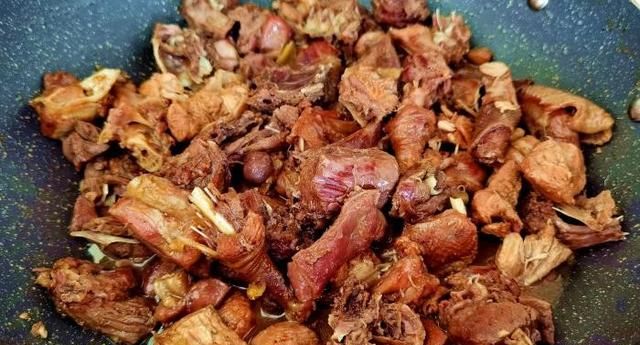 夏季，要多吃兔肉，营养极高，比吃牛羊肉强，炖上一锅真馋人