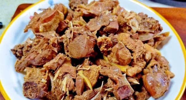 夏季，要多吃兔肉，营养极高，比吃牛羊肉强，炖上一锅真馋人