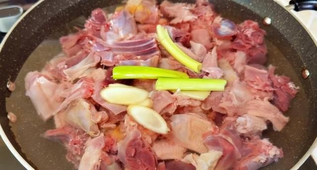 夏季，要多吃兔肉，营养极高，比吃牛羊肉强，炖上一锅真馋人