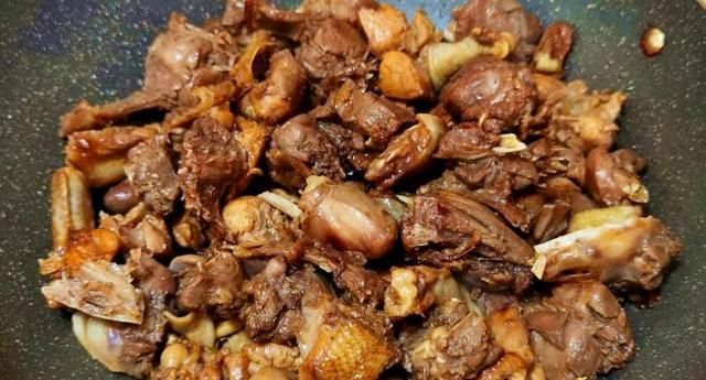 夏季，要多吃兔肉，营养极高，比吃牛羊肉强，炖上一锅真馋人