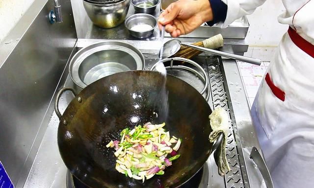 1个洋葱、加4鸡蛋一炒，这味道绝了，鲜香滑嫩，比饭店的还美味