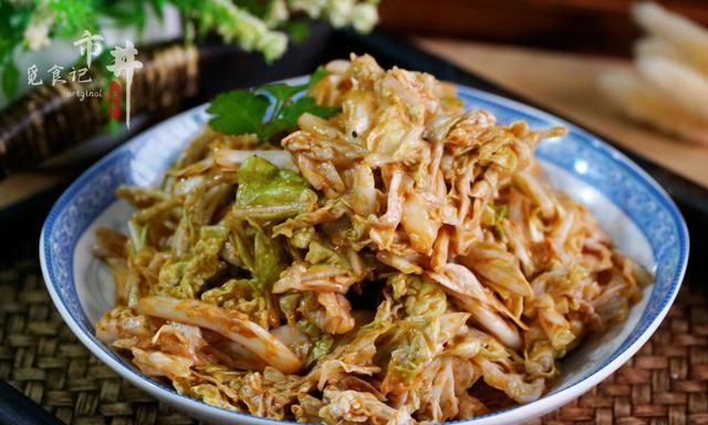冬天，该吃“乾隆白菜”了，芝麻酱加上几味料，凉拌一下真的香