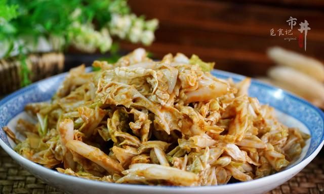 冬天，该吃“乾隆白菜”了，芝麻酱加上几味料，凉拌一下真的香
