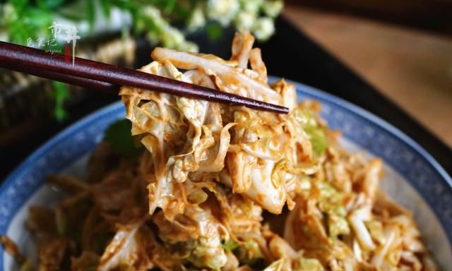 冬天，该吃“乾隆白菜”了，芝麻酱加上几味料，凉拌一下真的香